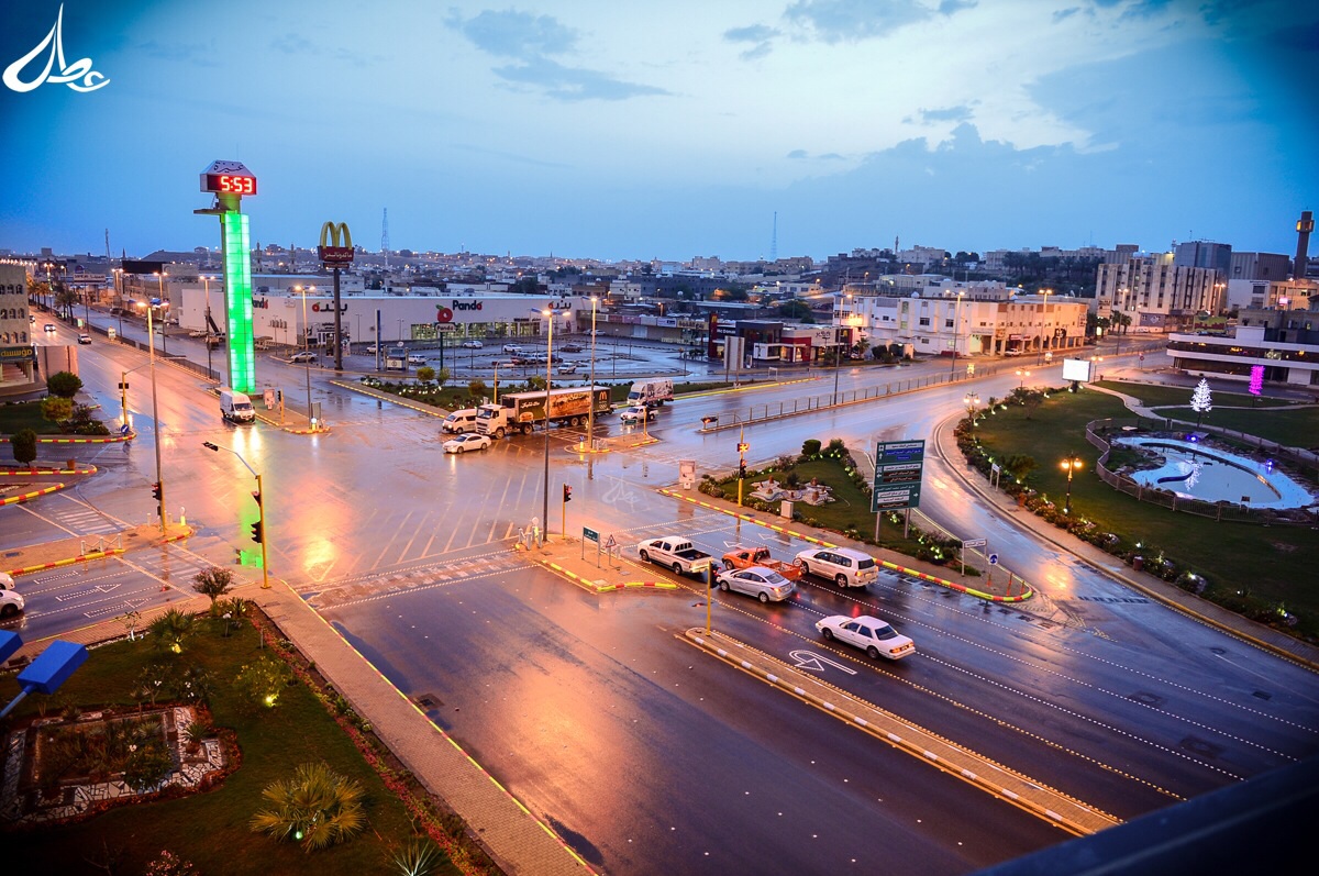 ميدان الساعة بعد المطر — مشهد بانورامي