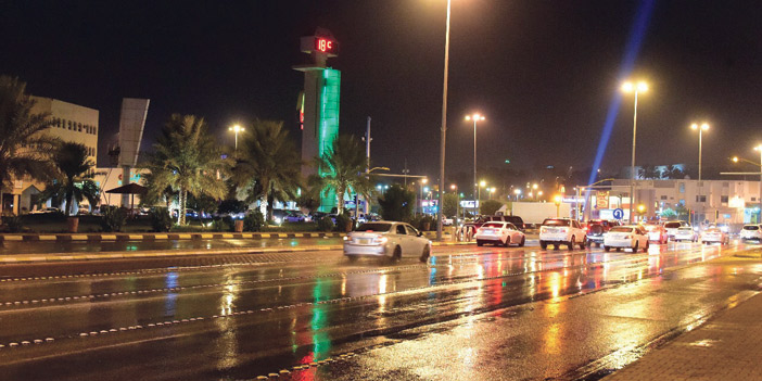 برج الساعة في ليلة ممطرة