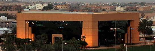 مبنى عنيزة الإداري مساءً